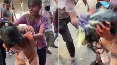 日女遊客遭印度4男「潑灑顏料、雞蛋砸頭」　全程慘叫引網公憤