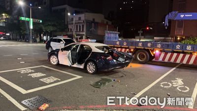 高雄警清晨值勤…巡邏車路口遭撞「車尾爛毀」!後座1警輕傷
