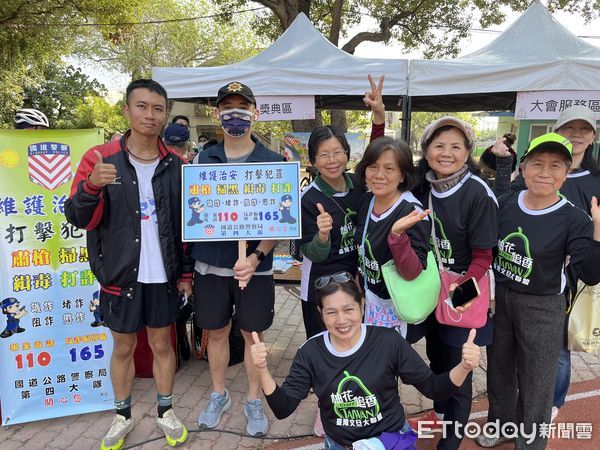 ▲國道警察第四警察大隊，12日分別前往「台南市麻豆商圈文化觀光發展協會」及「2023台灣文旦大聯盟柚花追香路跑-麻豆場」進行預防犯罪與交安宣導。（圖／記者林悅翻攝，下同）