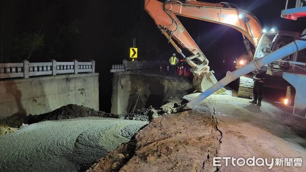 ▲2米輸水管爆裂　竹市8萬餘戶受影響！消防局備用水車待命。（圖／鄉長邱振瑋提供）