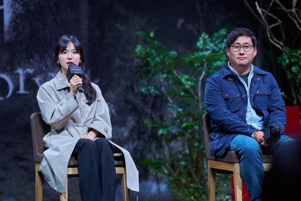 ▲安吉鎬（右）導演承認了霸凌事實，公開向受害者道歉。（圖／Netflix提供）