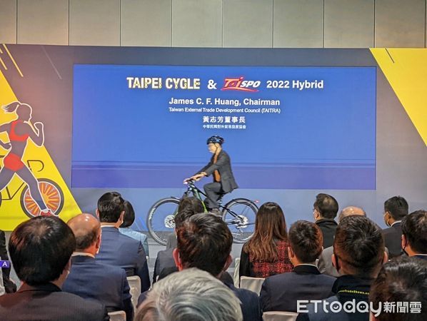 ▲在台北國際電腦展開幕典禮，黃志芳騎自行車登上舞台。（圖／貿協提供）
