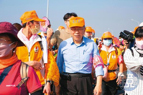 柯文哲首度參與白沙屯媽祖進香期間，郭台銘曾主動找柯想一起在活動上合體，卻大吃閉門羹。