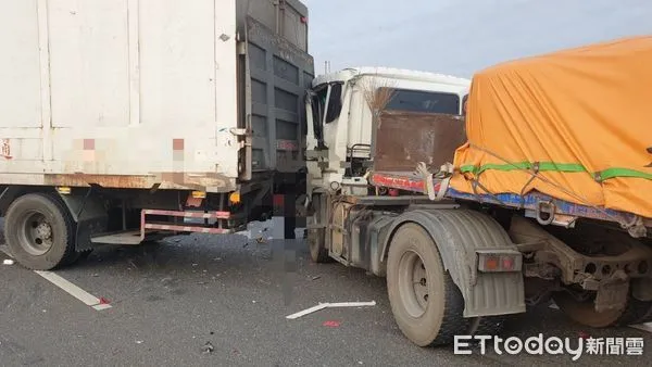 ▲▼中山高民雄段南下257公里處車禍。 。（圖／記者翁伊森翻攝）