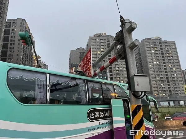 ▲韓團遊覽車卡在限高桿，動彈不得進退兩難。（圖／龜山警分局提供）