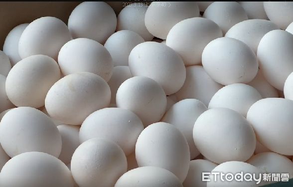 ▲台南市南區尊南街有家蛋商，每日上午約6時以後開賣，現場雖排有長長人龍，但只要早起去排，就可以買到限量「1袋」的雞蛋。（圖／記者林悅翻攝，下同）