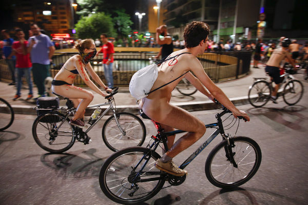 ▲巴西聖保羅的單車騎士裸體騎車抗議道路安全。圖為2015年活動。（圖／達志影像／美聯社）
