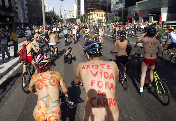 ▲巴西聖保羅的單車騎士裸體騎車抗議道路安全。圖為2008年活動。（圖／達志影像／美聯社）