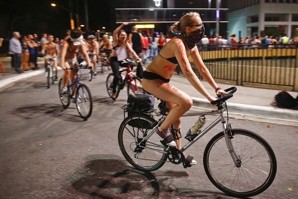 ▲巴西聖保羅的單車騎士裸體騎車抗議道路安全。圖為2015年活動。（圖／達志影像／美聯社）