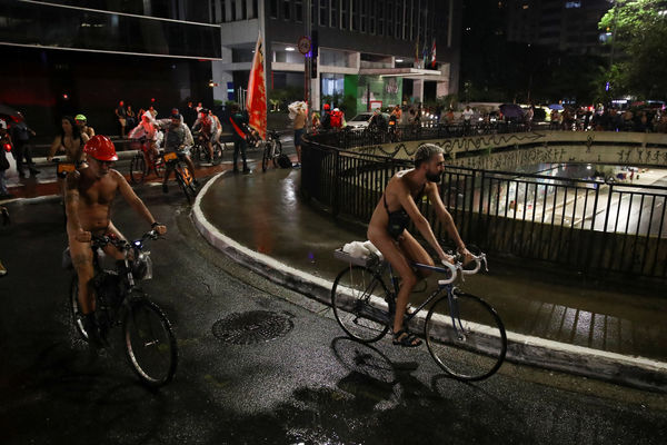 ▲巴西聖保羅的單車騎士裸體騎車抗議道路安全。圖為2023年活動。（圖／路透）