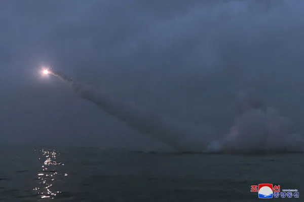 ▲北韓12日上午在咸鏡南道新浦外海從潛艦「8.24英雄艦」發射2枚戰略巡弋飛彈。（圖／路透）