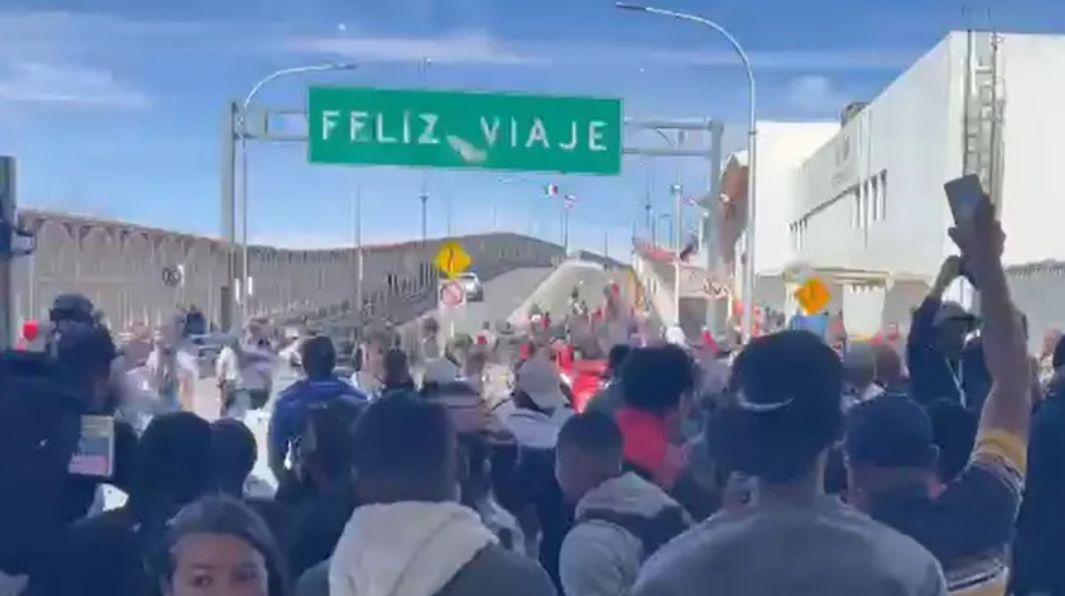 ▲▼ 美國與墨西哥之間的國際邊境大橋Paso del Norte在3月12日出現大批群眾，想要進入美國。（圖／翻攝自推特）