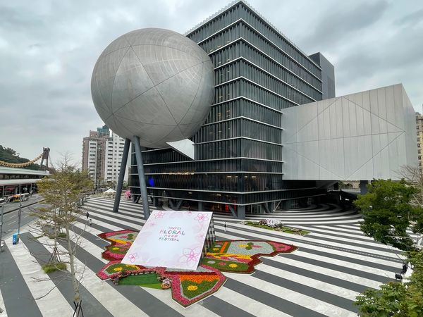 ▲巨型「城市花毯」即日起在台北表演藝術中心登場。（圖／觀傳局提供）