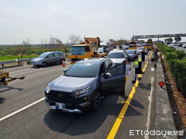 ▲▼             國道1號北向308.2公里處今(13)日早上9時35分發生車禍。（圖／記者林悅翻攝）