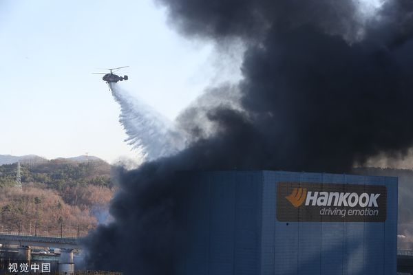 ▲▼韓泰輪胎大田廠12日晚間傳出嚴重火災，消防當局經過13個小時才撲滅主要火勢。（圖／CFP）