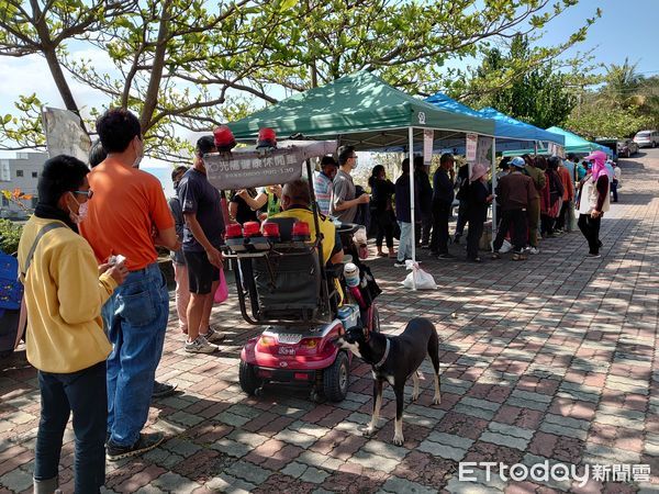 ▲民眾拿發票兌換苗木卷。（圖／記者楊漢聲翻攝）