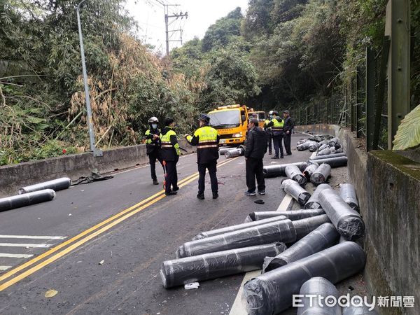 ▲▼貨車撞死機車騎士後翻覆，車上貨品散落一地             。（圖／記者陳以昇翻攝）