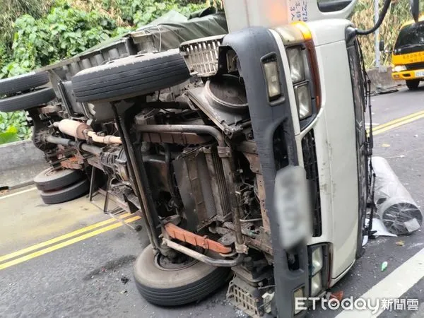 ▲▼貨車撞死機車騎士後翻覆，車上貨品散落一地              。（圖／記者陳以昇攝）