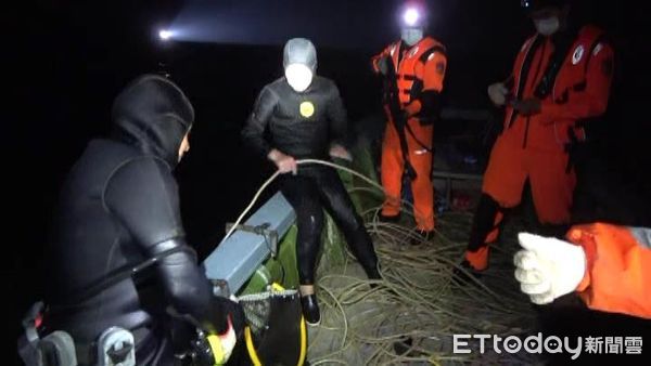 ▲▼ 海巡夜間烏坵掃蕩，取締不法越界陸船。（圖／記者林名揚翻攝）