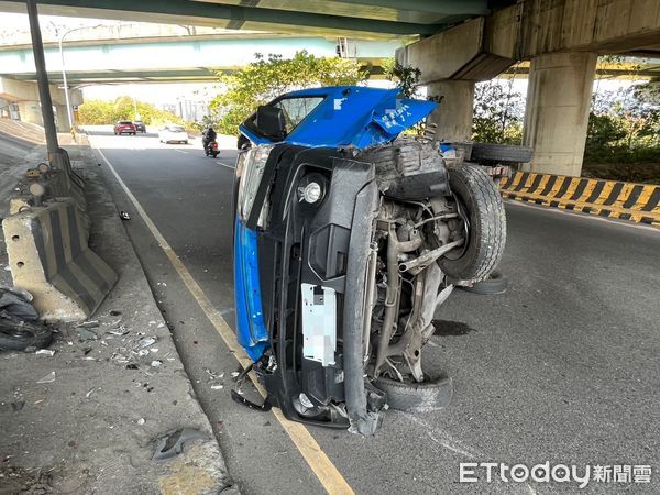 ▲▼小貨車猛烈自撞後側翻，駕駛撞到失憶             。（圖／記者戴上容翻攝）