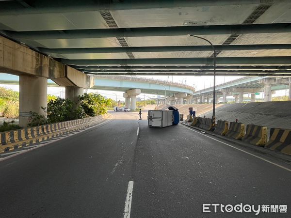 ▲▼小貨車猛烈自撞後側翻，駕駛撞到失憶             。（圖／記者戴上容翻攝）