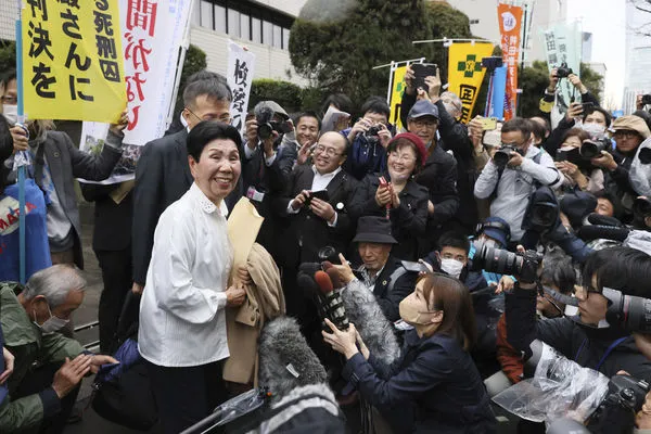 ▲▼日本東京高等裁判所13日決定再審袴田巌案，圖中白衣女性為袴田巌的姐姐袴田秀子，幾十年來為弟弟官司奔波、爭取重審。（圖／達志影像／美聯社）