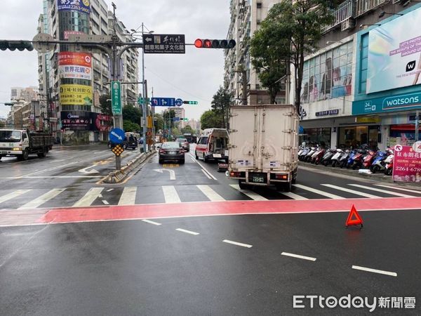 ▲▼小貨車左轉無視過馬路的婦人，將她撞倒卡在車底             。（圖／記者陳以昇翻攝）