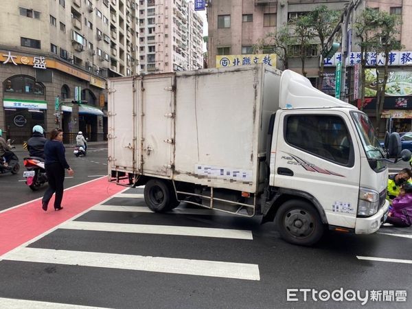 ▲▼小貨車左轉無視過馬路的婦人，將她撞倒卡在車底             。（圖／記者陳以昇翻攝）