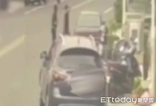 ▲▼苗栗13日下午棒球隊上街，2名男子因借貸糾紛在路邊互毆，砸毀汽車擋風玻璃，2人均受傷送醫。（圖／記者蔡文淵翻攝）