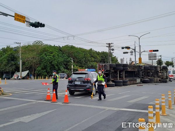 ▲萬丹曳引車翻覆             。（圖／記者陳崑福翻攝，下同）