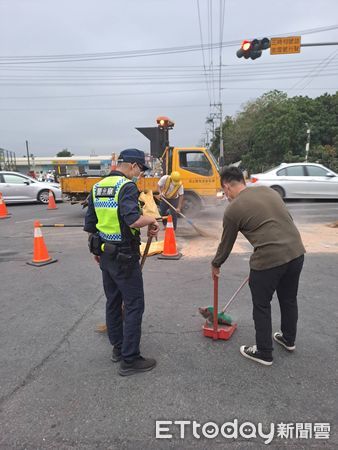 ▲萬丹曳引車翻覆             。（圖／記者陳崑福翻攝，下同）