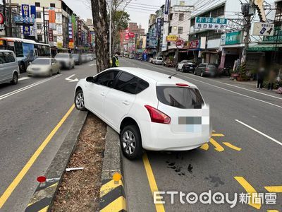 台中女迴轉失控！整輛車「衝上分隔島」　左前輪爆胎卡死