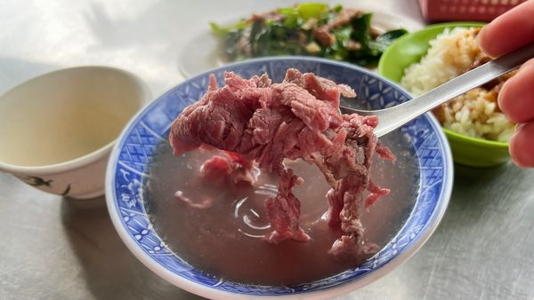 ▲▼從消夜場開賣到中午！台南必喝「杜」牛肉湯。（圖／台南吃貨。愛吃輝。好吃好玩好旅遊提供）