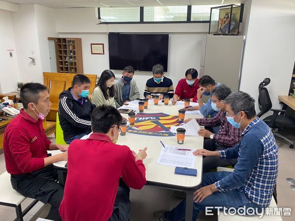 ▲台南市雜草火警件數暴增，造空氣汙染，台南市消防局第六大隊成立工作小組，與環保局、清潔隊、殯葬所、河川局及區公所共商改善方法並具體執行。（圖／記者林悅翻攝，下同）