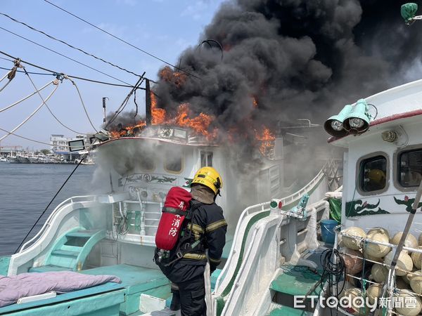 ▲東港漁港火燒船，消防人員趕緊滅火             。（圖／記者陳崑福翻攝，下同）