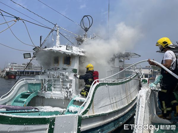 ▲東港漁港火燒船，消防人員趕緊滅火             。（圖／記者陳崑福翻攝，下同）