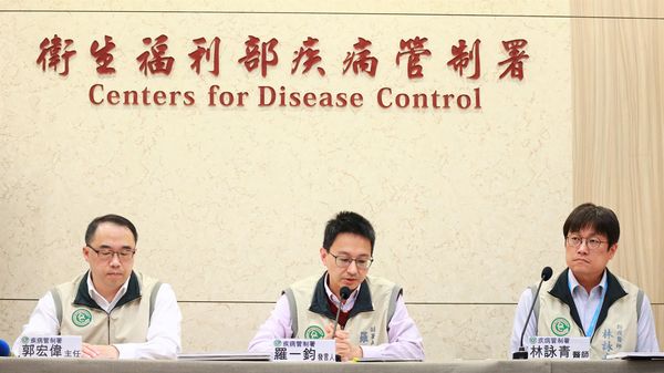▲▼疾管署例行記者會。疾管署疫情中心主任郭宏偉（左起）、發言人羅一鈞、防疫醫師林詠青。（圖／疾署提供）