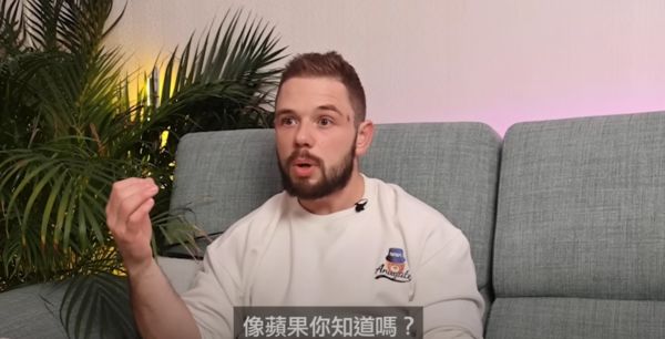 ▲▼法國猛男挑戰「九九神功」用蛋蛋舉重。（圖／翻攝自YouTube／Ku`s dream酷的夢）