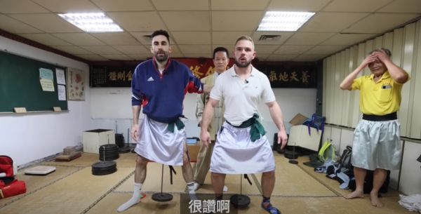 ▲▼法國猛男挑戰「九九神功」用蛋蛋舉重。（圖／翻攝自YouTube／Ku`s dream酷的夢）