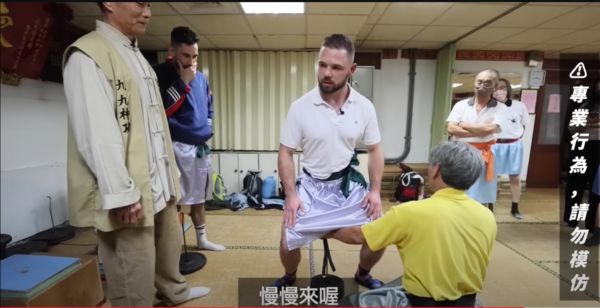 ▲▼法國猛男挑戰「九九神功」用蛋蛋舉重。（圖／翻攝自YouTube／Ku`s dream酷的夢）