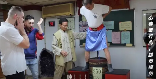 ▲▼法國猛男挑戰「九九神功」用蛋蛋舉重。（圖／翻攝自YouTube／Ku`s dream酷的夢）