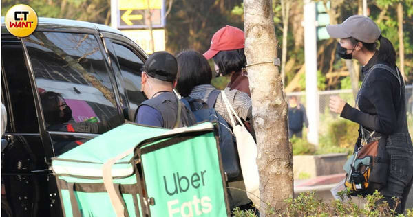 林依晨拍完戲後搭交通車離開。（圖／本刊攝影組）