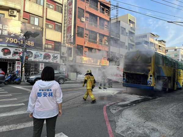 ▲▼      鳳山商工校車起火       。（圖／翻攝臉書／高雄市議員鄭安秝）