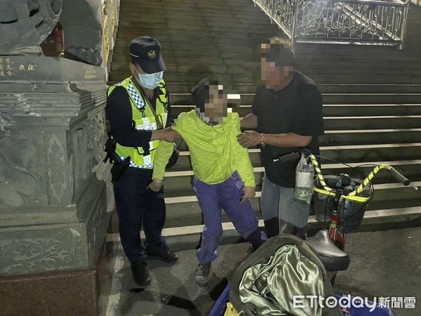 ▲東港警分局林邊分駐所副所長蘇順元、警員陳永霖助李男返家          。（圖／記者陳崑福翻攝，下同）