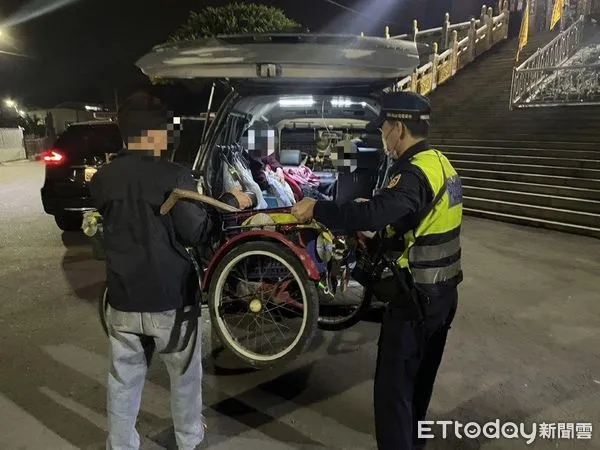 ▲東港警分局林邊分駐所副所長蘇順元、警員陳永霖助李男返家          。（圖／記者陳崑福翻攝，下同）