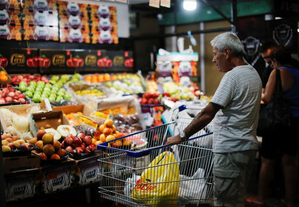 ▲▼ 阿根廷民眾在市場購買蔬果肉類。（圖／路透）