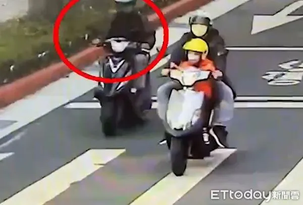 ▲▼林艾融父親騎車經過中山北路，卻被路邊起步的車子撞上倒地。（圖／記者邱中岳翻攝）