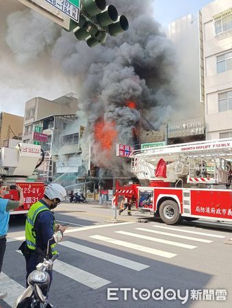 ▲▼  嘉義市吳鳳南路鐵皮屋火警 。（圖／記者翁伊森翻攝）