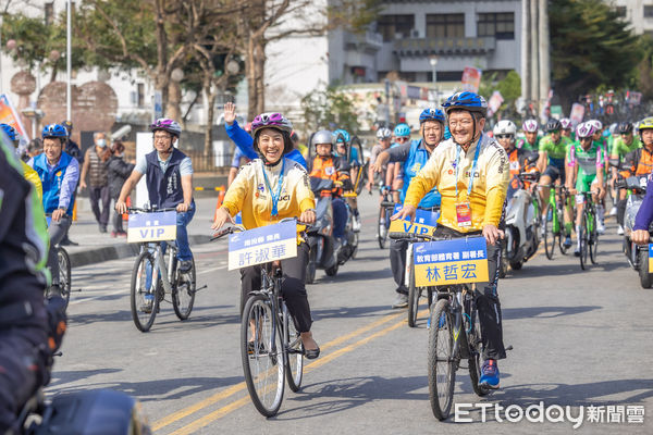 ▲2023國際自由車環台公路大賽南投站今登場，縣長許淑華（中）領騎出發。（圖／南投縣政府提供）