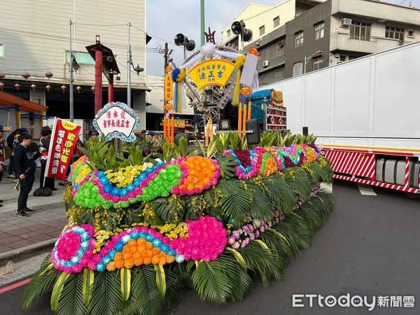 ▲▼ 五股角頭母親告別式，整場告別式遵循古禮，聲勢浩大，轟動地方，蘆洲警方也出動百名警察嚴陣以待。（圖／民眾提供）